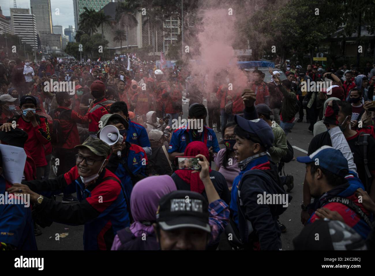 Il 22 ottobre 2020, a Giacarta, Indonesia, si è accesa la luce del flare durante la manifestazione contro la legge Omnibus. Migliaia di laburisti e studenti hanno tenuto dimostrazioni a Merdeka Barat Street Central Jakarta, Indonesia per protestare contro la legalizzazione della legge omnibus. (Foto di Donal Husni/NurPhoto) Foto Stock