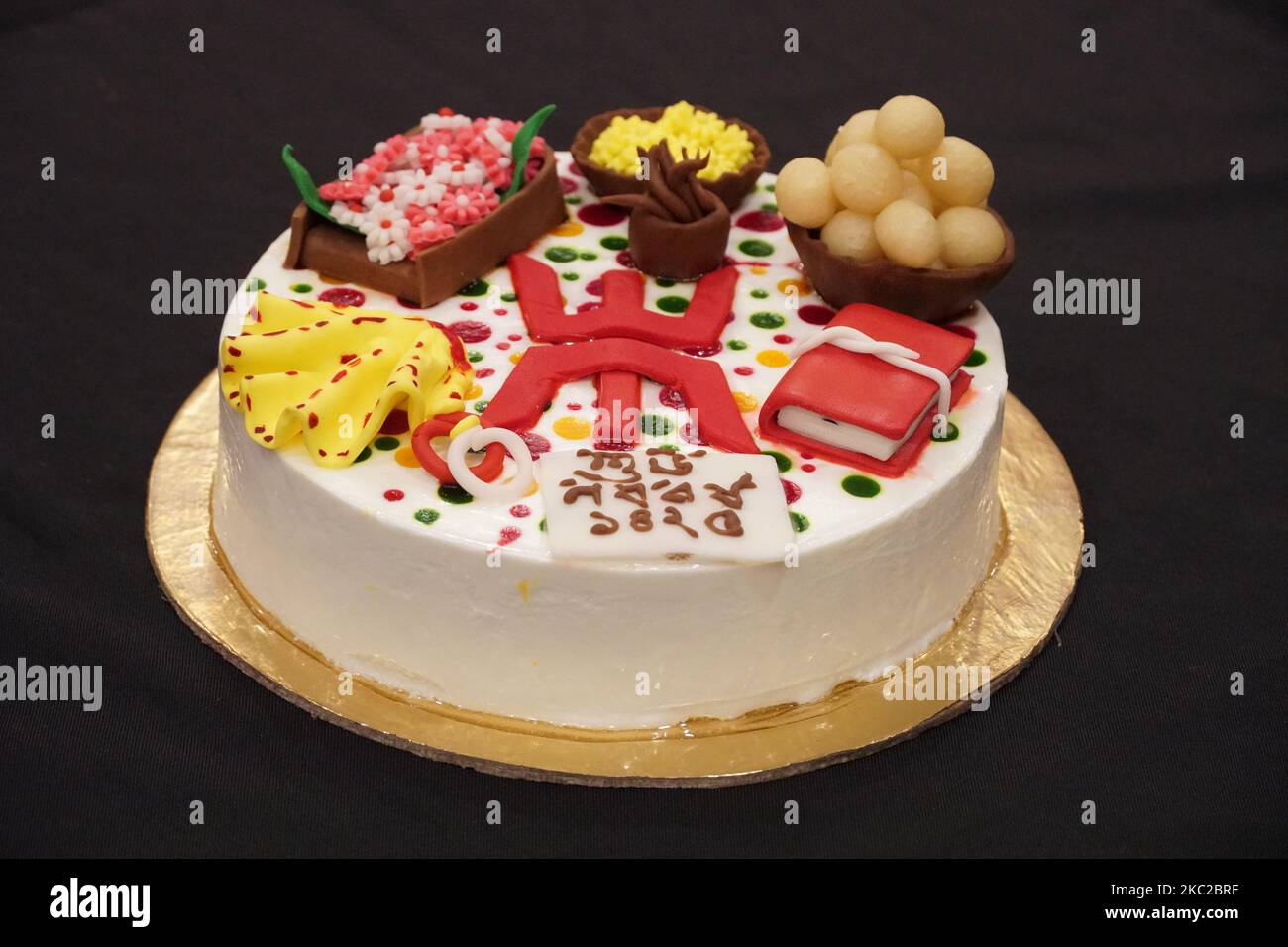 Un primo piano di una torta colorata per un evento speciale Foto Stock