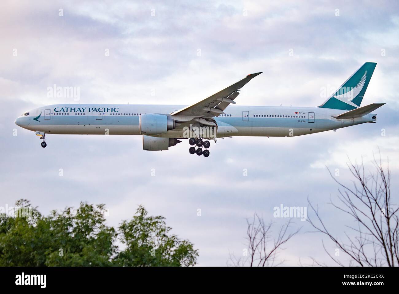 Cathay Pacific Boeing 777 come visto all'arrivo finale che vola e atterra sulla pista nord dell'aeroporto internazionale di Londra Heathrow LHR EGLL in Inghilterra, Regno Unito. L'aereo Boeing 777-300ER a lunga percorrenza con cassone largo collega la capitale britannica a Hong Kong. L'aereo B777 o B773 ha la registrazione B-KPQ ed è alimentato da motori a getto 2x GE. Cathay Pacific Airways CPA CX è il vettore di bandiera di Hong Kong e membro di oneworld Aviation Alliance. Londra Heathrow, Regno Unito il 28 maggio 2020 (Photo by Nicolas Economou/NurPhoto) Foto Stock