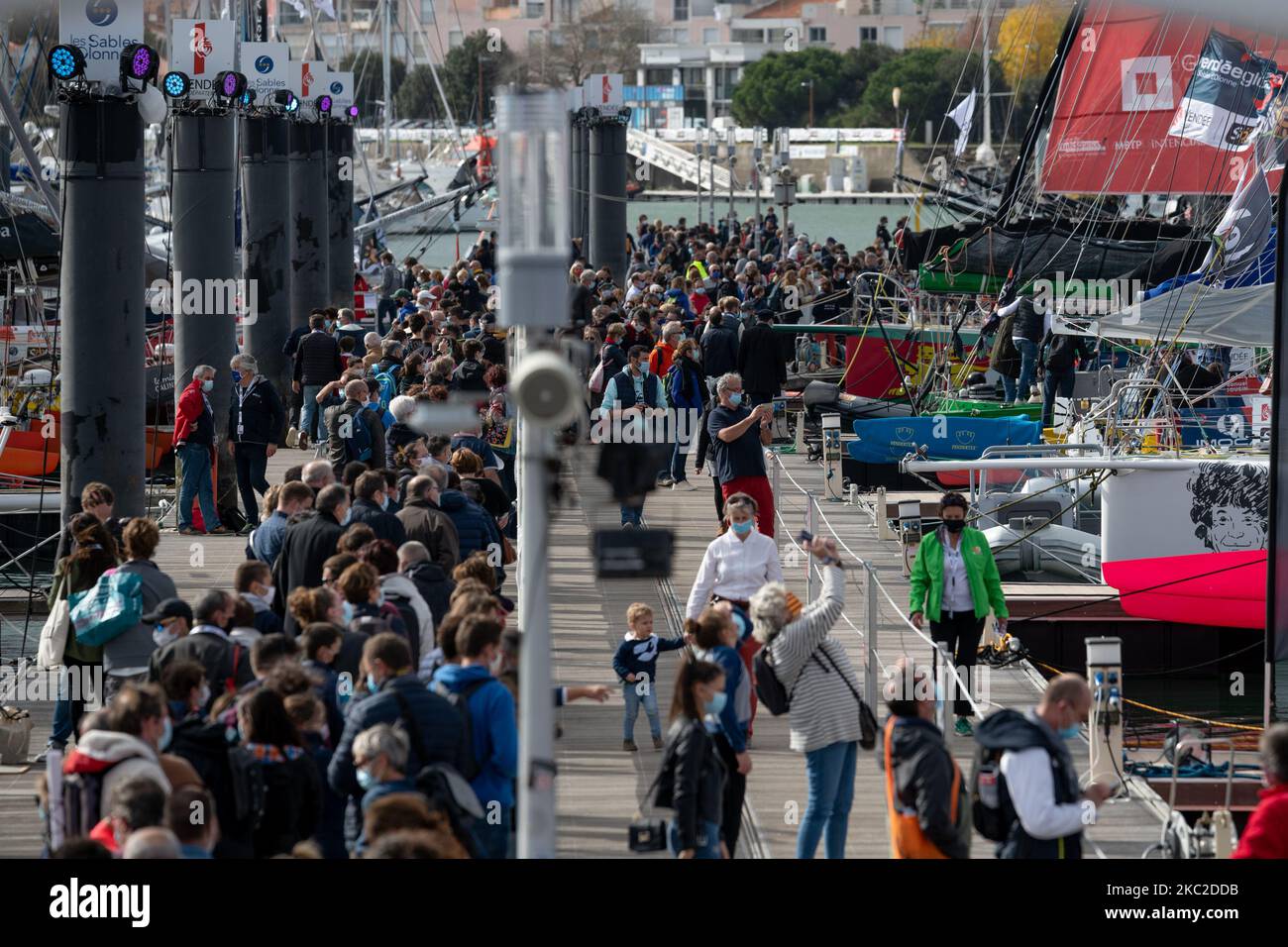 Sabato 17th ottobre 2020, il villaggio Vendee Globe 2020 ha aperto le sue porte al pubblico a Les Sables d Olonne nonostante il contesto della crisi sanitaria. I 33 skippers impegnati si disputeranno il 8 novembre 2020 in questa edizione 9th della gara velica monodona e non-stop round the World. Foto scattata il 23 ottobre, 2020. (Foto di Estelle Ruiz/NurPhoto) Foto Stock