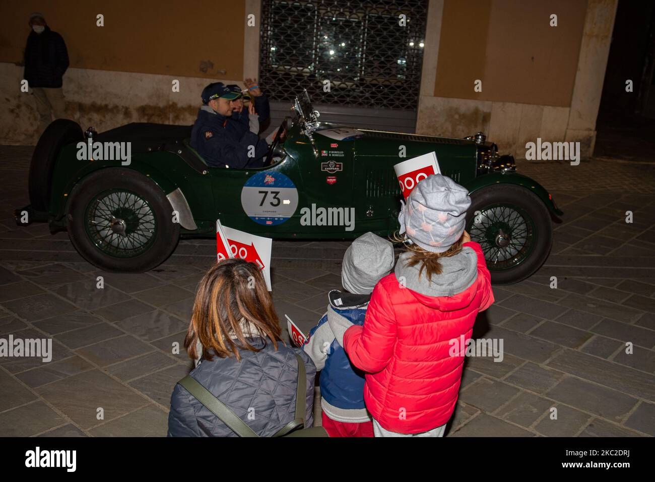 Il passaggio della parata storica della ''Mille miglia'' che partì da Brescia e si diresse verso Roma, a Rieti, il 23 ottobre 2020. La gara è già stata rinviata da maggio a ottobre a causa della prima ondata dell'epidemia di Covid 19 che ha colpito l'Italia. Brescia, città di partenza e di arrivo, è stata una delle più colpite dalla pandemia e anche ora, all'inizio della seconda ondata, sembra già trovarsi in una situazione difficile. La corsa, solitamente accolta dalla città, è ora circondata da polemiche sul suo sviluppo in un momento così difficile. (Foto di Riccardo Fabi Foto Stock