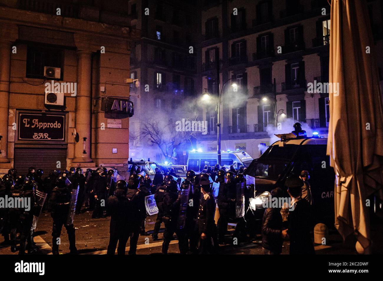 I cittadini insieme ai negozianti protestano contro gli scontri contro la polizia dopo il coprifuoco imposto dal Governatore della Regione Campania Vincenzo De Luca per contenere la diffusione del virus Covid-19, come forma di protesta contro il coprifuoco e Lockdown, nei pressi del palazzo della regione di Napoli, Italia il 23 ottobre 2020. Il blocco dopo il 11pm e il divieto di viaggio interregionale, imposto come forma di contenimento del virus Covid-19 dal presidente della Regione Campania Vincenzo De Luca negli ultimi giorni ed in vigore oggi il 23 ottobre 2020, hanno portato una serie di proteste e disapprovazione da parte di citi Foto Stock