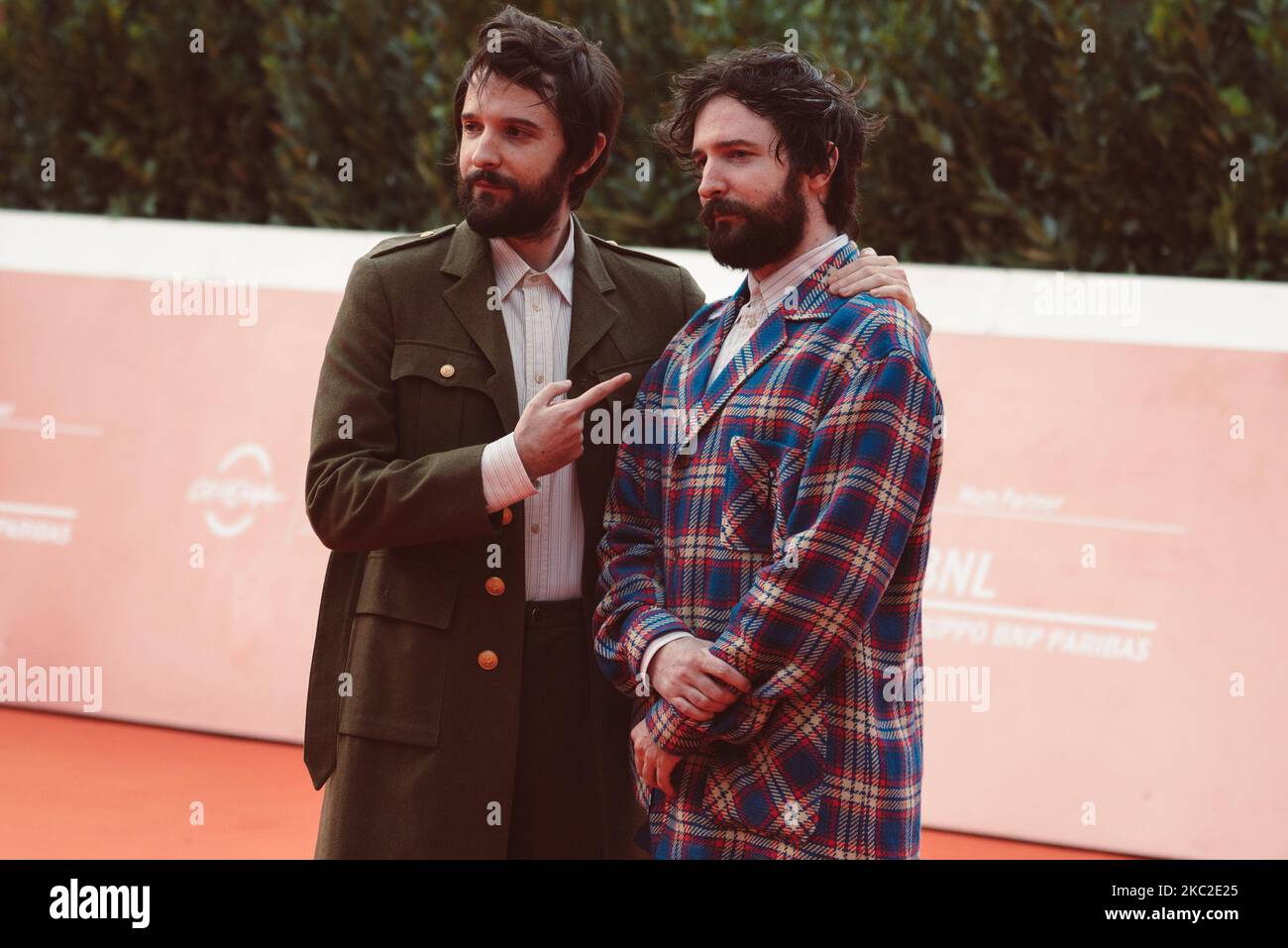 Damiano D'Innocenzo e Fabio D'Innocenzo camminano sul tappeto rosso durante il 15th° Festival di Roma, il 23 ottobre 2020 a Roma. (Foto di Luca Carlino/NurPhoto) Foto Stock