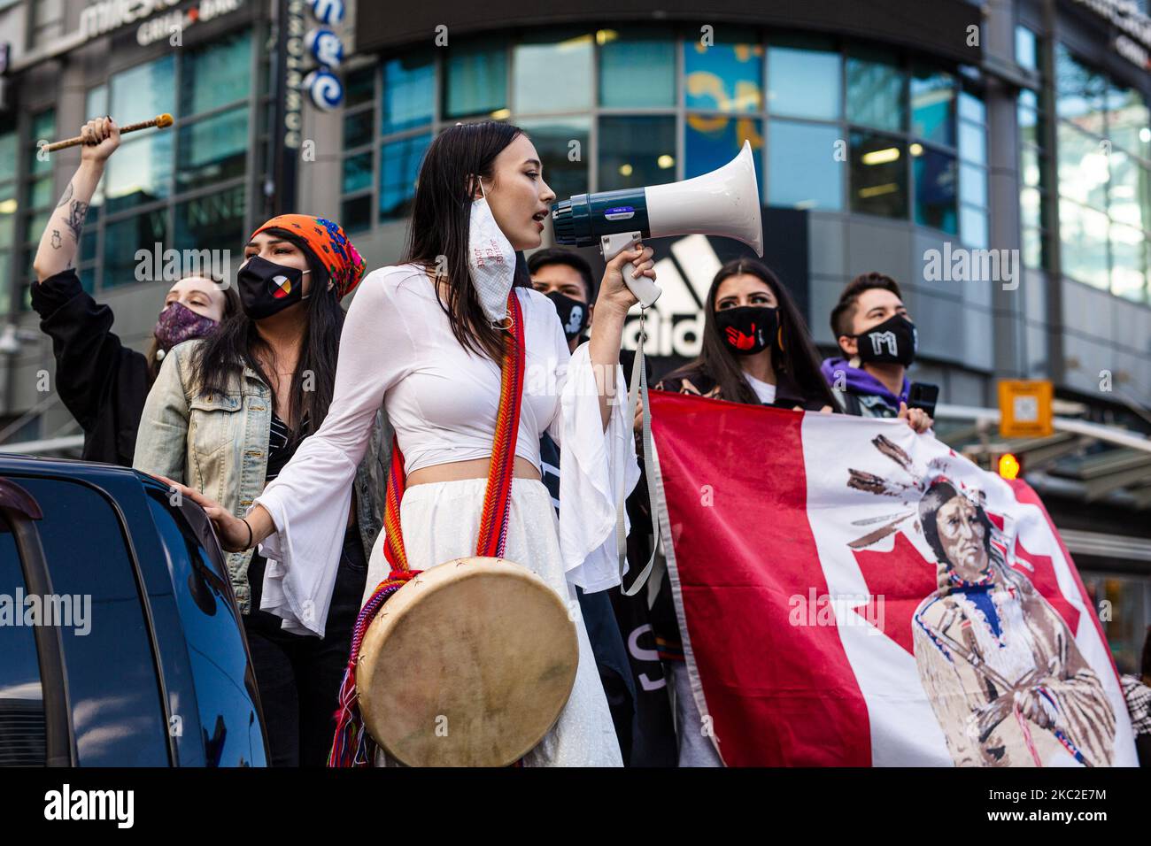 Gli attivisti e gli alleati delle prime Nazioni hanno bloccato l'intersezione di Yonge e Dundas Street a Toronto per quasi tre ore venerdì 23 ottobre 2020. Il gruppo ha invitato il governo canadese a sostenere i diritti sanciti dal trattato, a rispettare la sovranità indigena in tutta la nazione e a proteggere i difensori della terra indigena che affermano i propri diritti in vari conflitti. (Foto di Nick Lachance/NurPhoto) Foto Stock