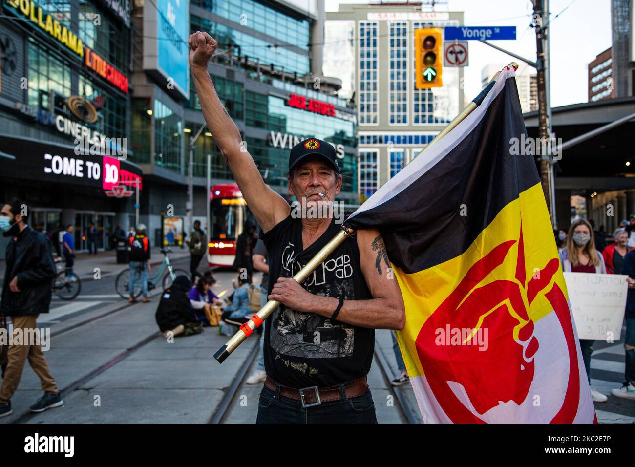 Gli attivisti e gli alleati delle prime Nazioni hanno bloccato l'intersezione di Yonge e Dundas Street a Toronto per quasi tre ore venerdì 23 ottobre 2020. Il gruppo ha invitato il governo canadese a sostenere i diritti sanciti dal trattato, a rispettare la sovranità indigena in tutta la nazione e a proteggere i difensori della terra indigena che affermano i propri diritti in vari conflitti. (Foto di Nick Lachance/NurPhoto) Foto Stock