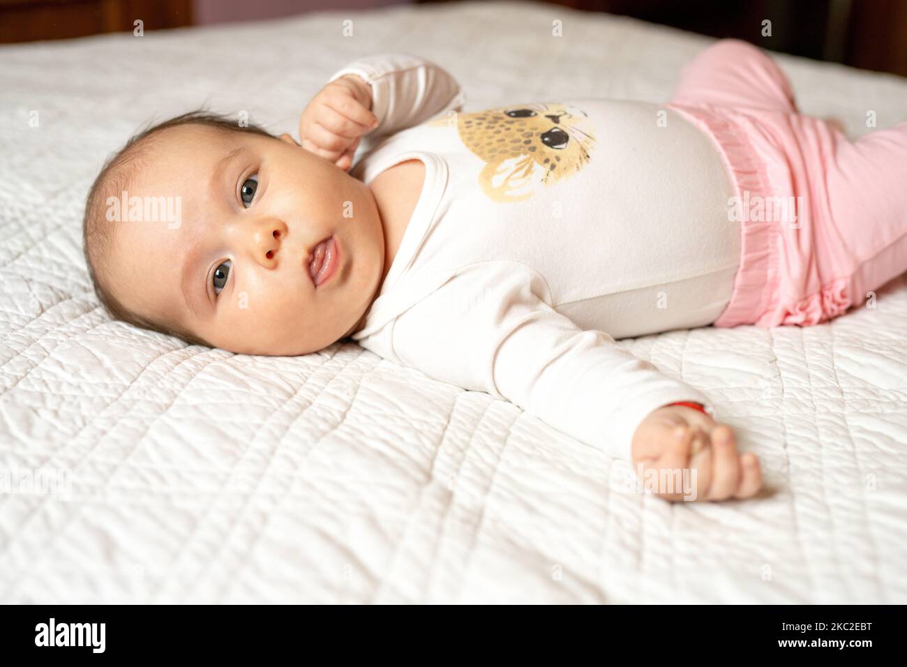 Bambina appena nata su coperta texture, sdraiata a letto con gli occhi  aperti Foto stock - Alamy