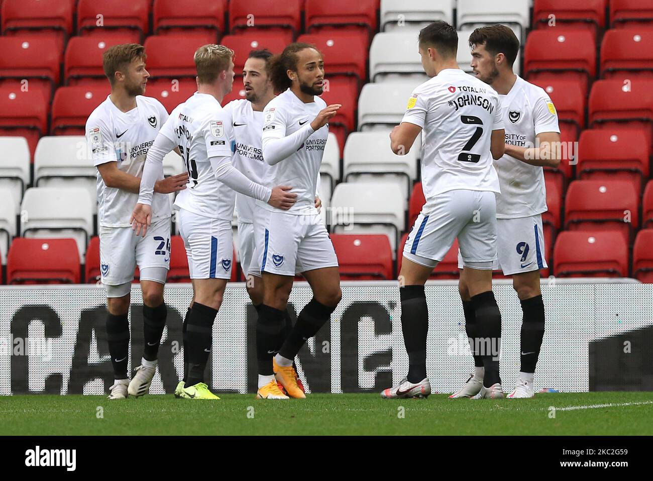 John Marquis di Portsmouth festeggia il suo 2-1 durante la partita della Sky Bet League 1 tra Sunderland e Portsmouth allo Stadium of Light di Sunderland sabato 24th ottobre 2020. (Foto di Robert Smith/MI News/NurPhoto) Foto Stock