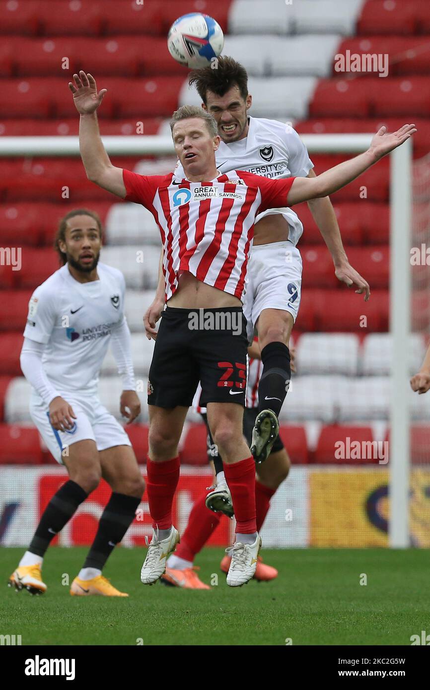 John Marquis of Portsmouth sfida Grant Leadamaro di Sunderland per un titolo durante la partita della Sky Bet League 1 tra Sunderland e Portsmouth allo Stadio di luce, Sunderland sabato 24th ottobre 2020. (Foto di Robert Smith/MI News/NurPhoto) Foto Stock