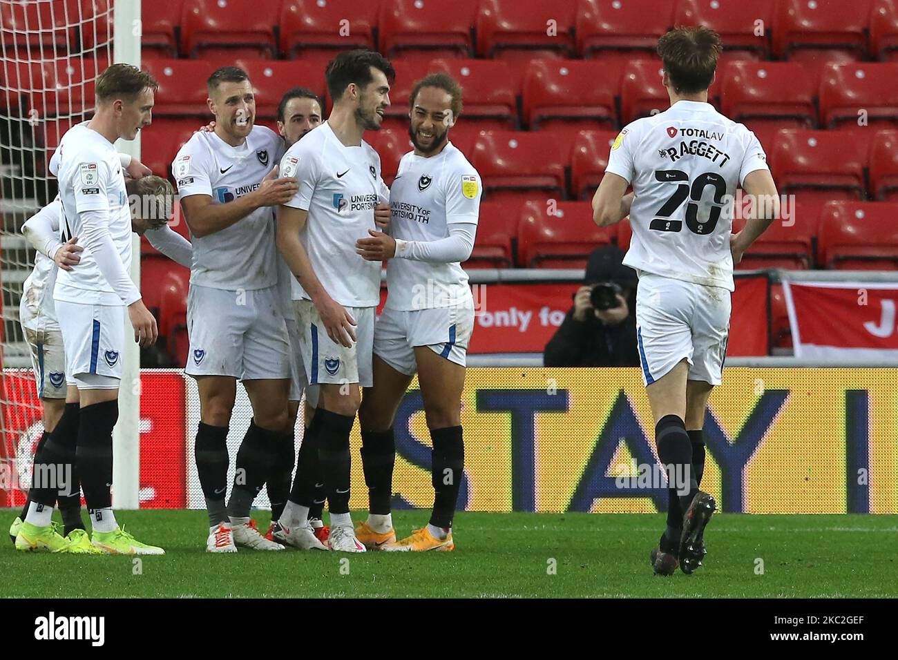 Portsmouth festeggia una penalità segnata facendola $3-1 durante la partita della Sky Bet League 1 tra Sunderland e Portsmouth allo Stadium of Light di Sunderland sabato 24th ottobre 2020. (Foto di Robert Smith/MI News/NurPhoto) Foto Stock