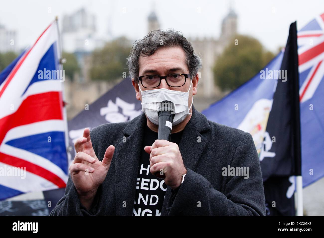 Il fondatore dell'organizzazione non governativa Hong Kong Watch Benedict Rogers si rivolge a un rally "Save 12 HK Youths" con l'esilio di Hong Kong Nathan Law al Potters Fields Park accanto al Tower Bridge a Londra, Inghilterra, il 24 ottobre 2020. La campagna "Save 12 HK Youths" chiede il rilascio di 12 giovani attivisti pro-democrazia, tenuti da agosto in Cina continentale, che sono stati catturati cercando di fuggire da Hong Kong in barca, a quanto pare per Taiwan. Il rally londinese di oggi segna la prima apparizione pubblica di Law da quando è fuggito nel Regno Unito a luglio, in seguito all'introduzione della legge sulla sicurezza imposta a Hong Ko Foto Stock