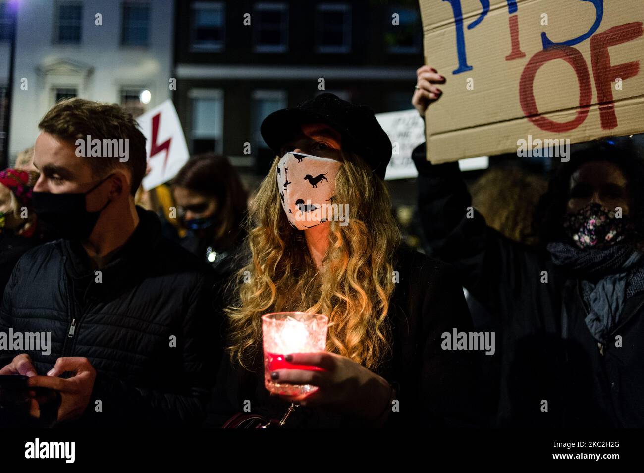 Una donna tiene una candela mentre i dimostranti si riuniscono al di fuori dell'ambasciata polacca a Londra, in Gran Bretagna, il 24 ottobre 2020. La Corte di giustizia polacca stabilisce che l'aborto dovuto a difetti mortali è incostituzionale, il che significa un divieto quasi totale della procedura. (Foto di Maciek Musialek/NurPhoto) Foto Stock