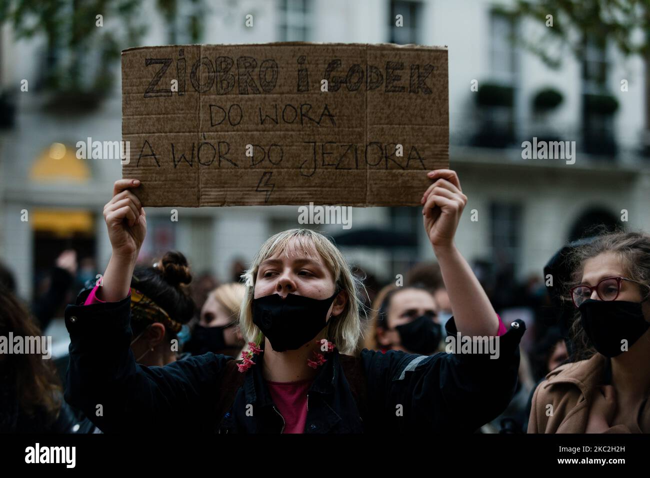 Una donna ha in mano un cartello che legge: 'Noi non saremo vittime' mentre i dimostranti si riuniscono fuori dall'ambasciata polacca a Londra, in Gran Bretagna, il 24 ottobre 2020. La Corte di giustizia polacca stabilisce che l'aborto dovuto a difetti mortali è incostituzionale, il che significa un divieto quasi totale della procedura. (Foto di Maciek Musialek/NurPhoto) Foto Stock