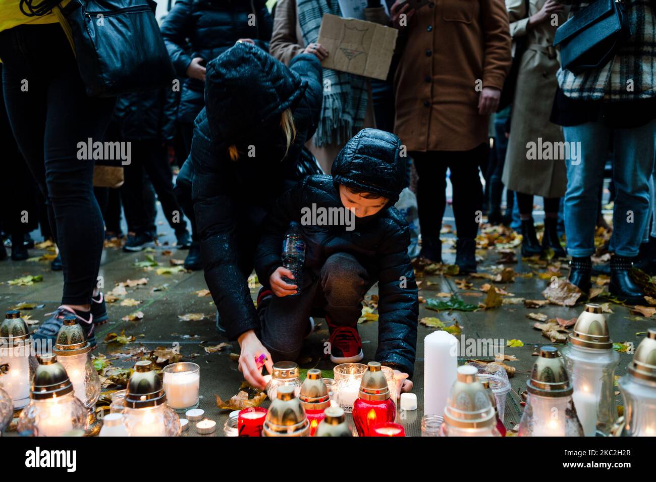 Una donna e un ragazzo accendono una candela mentre i dimostranti si riuniscono fuori dall'ambasciata polacca a Londra, in Gran Bretagna, il 24 ottobre 2020. La Corte di giustizia polacca stabilisce che l'aborto dovuto a difetti mortali è incostituzionale, il che significa un divieto quasi totale della procedura. (Foto di Maciek Musialek/NurPhoto) Foto Stock