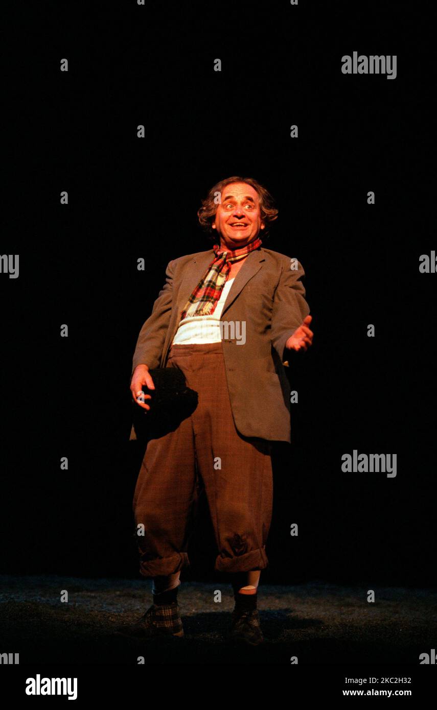 Sylvester McCoy (Clarin) nella VITA È Un SOGNO di Pedro Calderon de la Barca al Royal Lyceum Theatre, Edimburgo 17/08/1998 un Festival Internazionale di Edimburgo produzione traduzione in inglese: John Clifford scenografia: Carles Pujol & Calixto Bieito Costumi: Merge Paloma illuminazione: Xavier Clot regista: Calixto Bieito Foto Stock