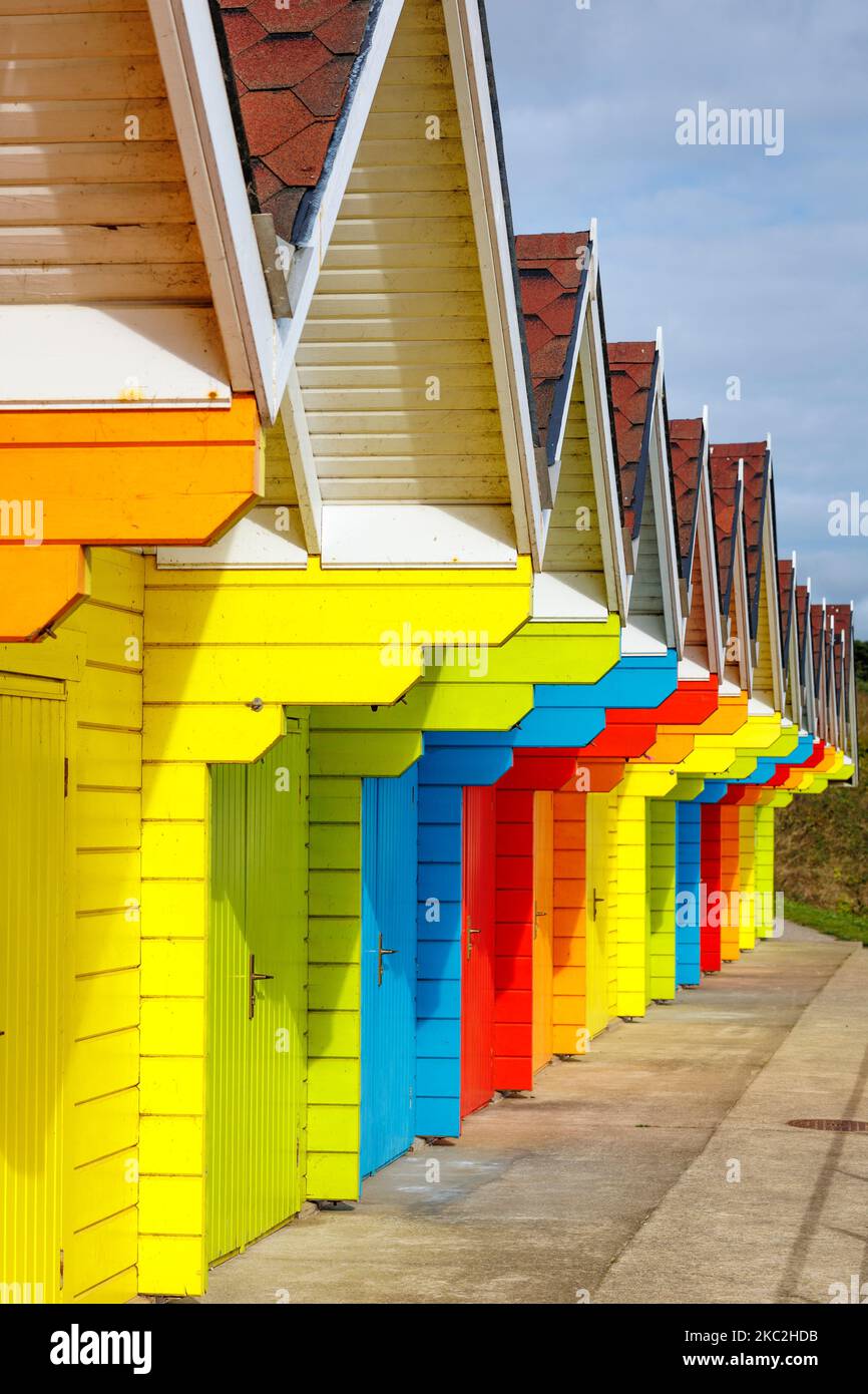 Capanne sulla spiaggia dai colori vivaci a North Bay Scarborough, North Yorkshire, Inghilterra Foto Stock