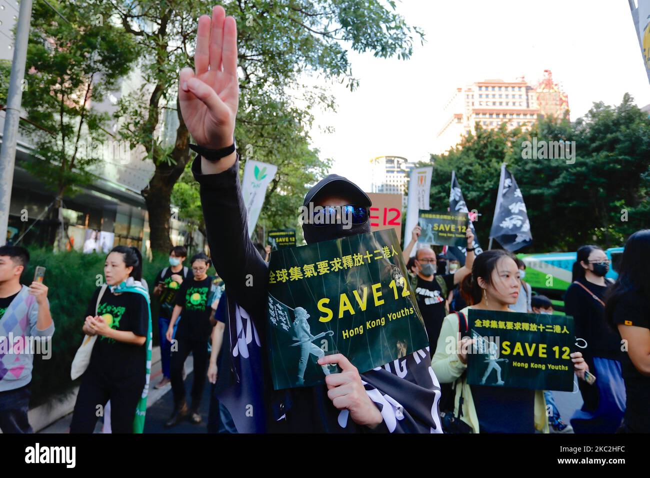 Circa 3000 persone che indossano il blocco nero, hanno in mano cartelli e bandiere di indipendenza di Hong Kong e slogan chiedono il rilascio delle 12 persone di Hong Kong che sono state rapite dalle forze dell'ordine cinesi durante il loro viaggio in barca a Taiwan, a Taipei City, Taiwan, il 25 ottobre 2020. Il gruppo che si batte sulle bandiere nazionali della Cina e sventolava le bandiere dell'ex Hong Kong britannico si riunisce anche al di fuori della filiale cinese di Taipei di ''Bank of China'' prima di terminare la marcia presso l'Ufficio economico, commerciale e culturale di Hong Kong a Taipei. (Foto di Ceng Shou Yi/NurPhoto) Foto Stock