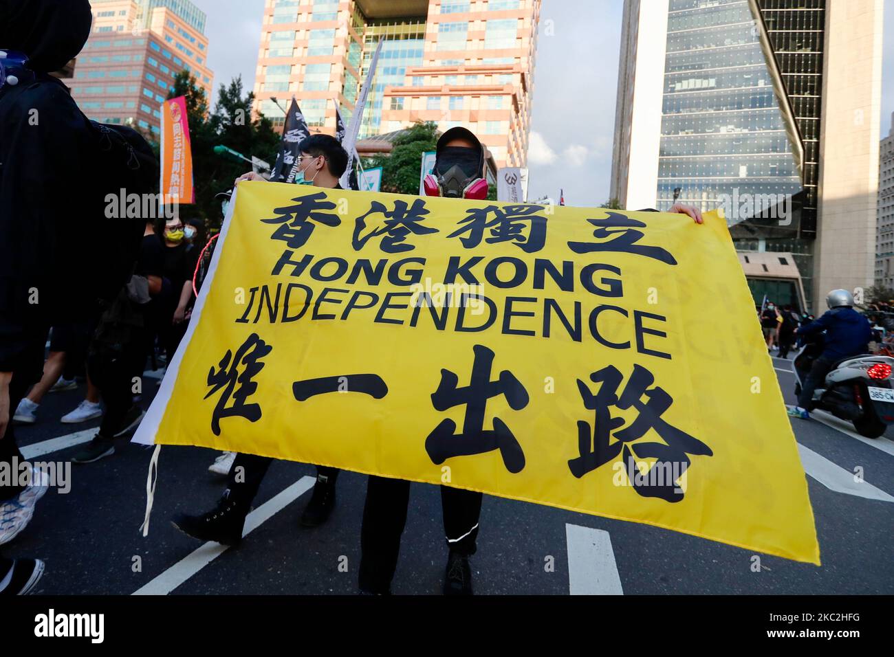 Circa 3000 persone che indossano il blocco nero, hanno in mano cartelli e bandiere di indipendenza di Hong Kong e slogan chiedono il rilascio delle 12 persone di Hong Kong che sono state rapite dalle forze dell'ordine cinesi durante il loro viaggio in barca a Taiwan, a Taipei City, Taiwan, il 25 ottobre 2020. Il gruppo che si batte sulle bandiere nazionali della Cina e sventolava le bandiere dell'ex Hong Kong britannico si riunisce anche al di fuori della filiale cinese di Taipei di ''Bank of China'' prima di terminare la marcia presso l'Ufficio economico, commerciale e culturale di Hong Kong a Taipei. (Foto di Ceng Shou Yi/NurPhoto) Foto Stock