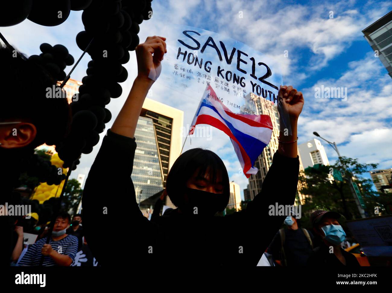 Circa 3000 persone che indossano il blocco nero, hanno in mano cartelli e bandiere di indipendenza di Hong Kong e slogan chiedono il rilascio delle 12 persone di Hong Kong che sono state rapite dalle forze dell'ordine cinesi durante il loro viaggio in barca a Taiwan, a Taipei City, Taiwan, il 25 ottobre 2020. Il gruppo che si batte sulle bandiere nazionali della Cina e sventolava le bandiere dell'ex Hong Kong britannico si riunisce anche al di fuori della filiale cinese di Taipei di ''Bank of China'' prima di terminare la marcia presso l'Ufficio economico, commerciale e culturale di Hong Kong a Taipei. (Foto di Ceng Shou Yi/NurPhoto) Foto Stock