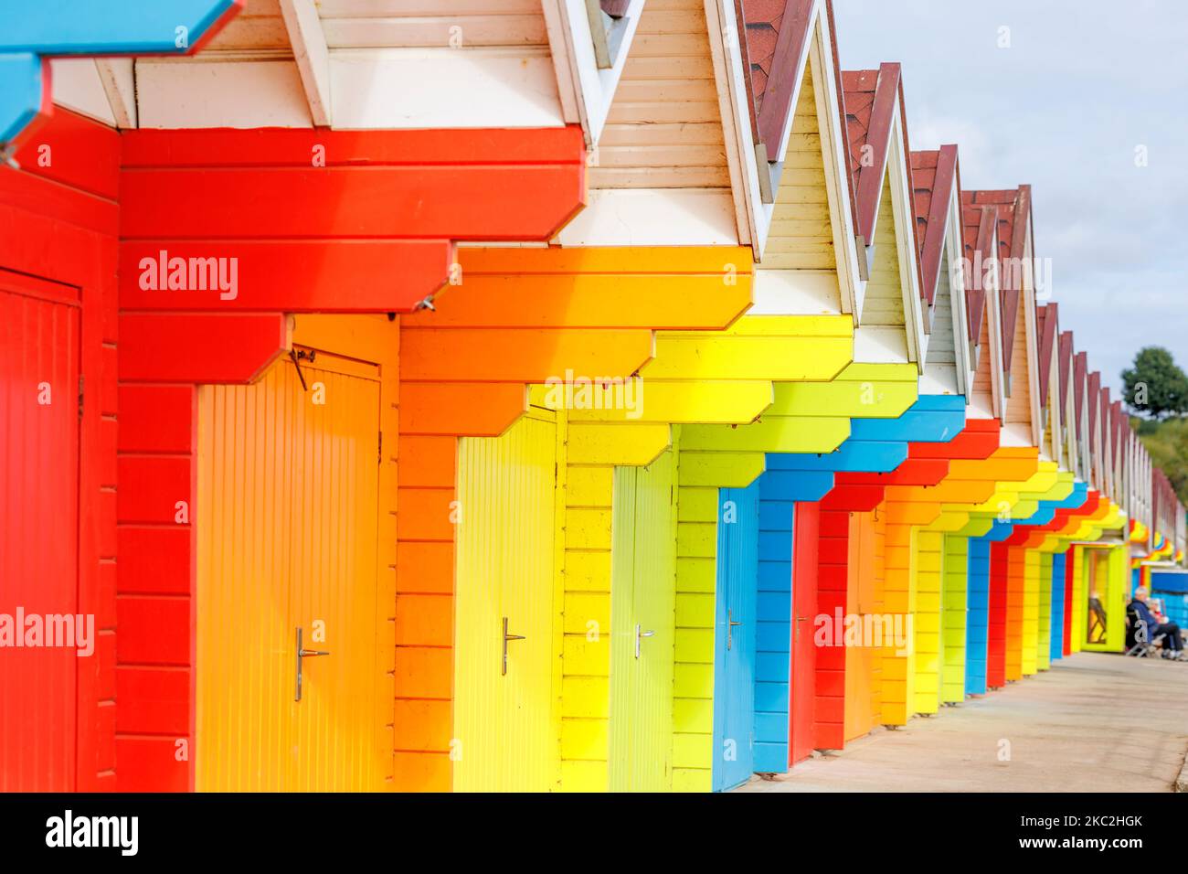 Capanne sulla spiaggia dai colori vivaci a North Bay Scarborough, North Yorkshire, Inghilterra Foto Stock