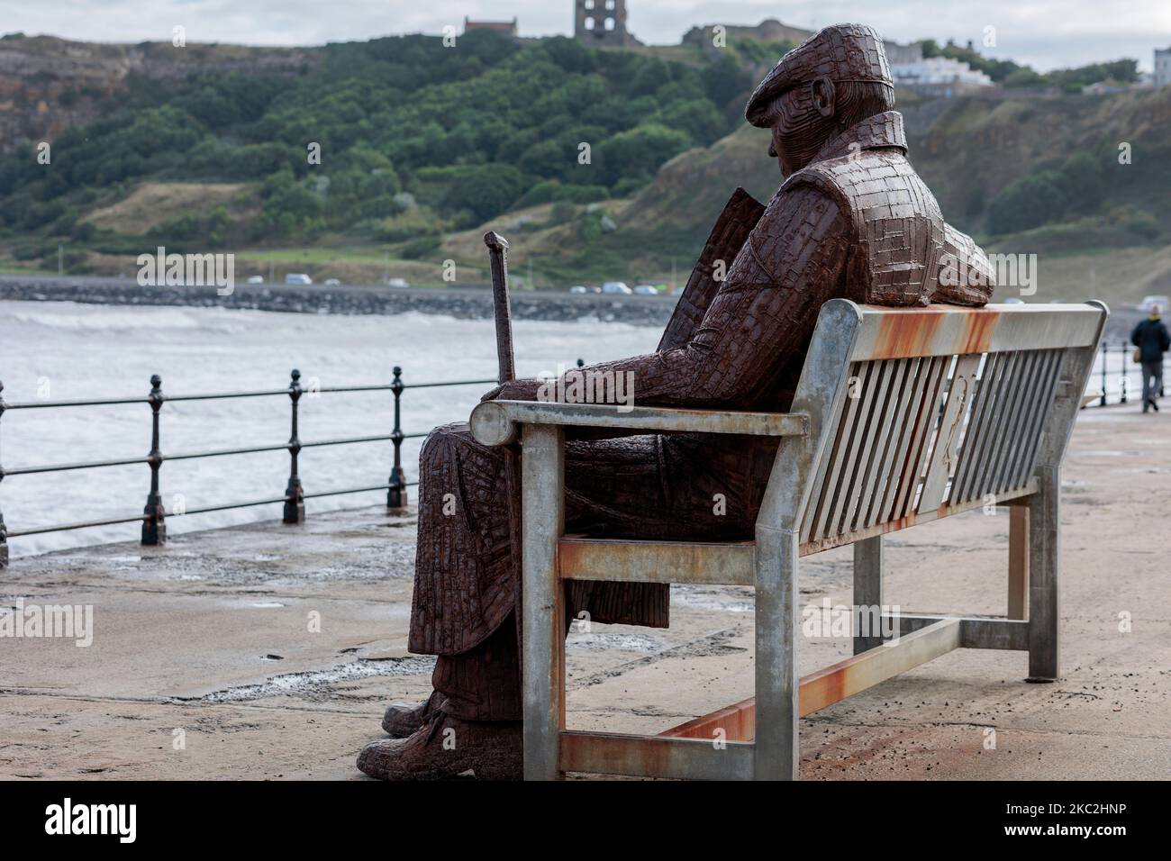 Statua di Freddie Gilroy in acciaio intemperiato seduta su una panca Ay North Bay Scarborough North Yorkshire Inghilterra Foto Stock