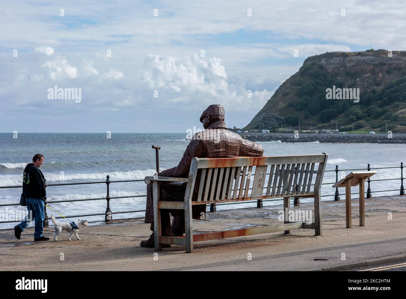 Statua di Freddie Gilroy in acciaio intemperiato seduta su una panca Ay North Bay Scarborough North Yorkshire Inghilterra Foto Stock