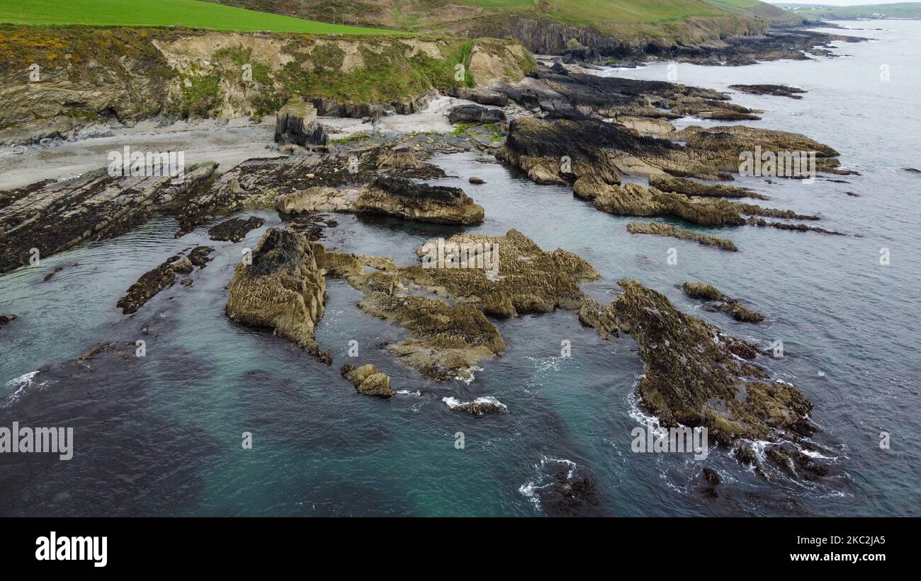 Luminosa costa rocciosa dell'Atlantico. Splendida natura del Nord Europa. Vista aerea della costa rocciosa. Vista dall'alto. Foto Stock