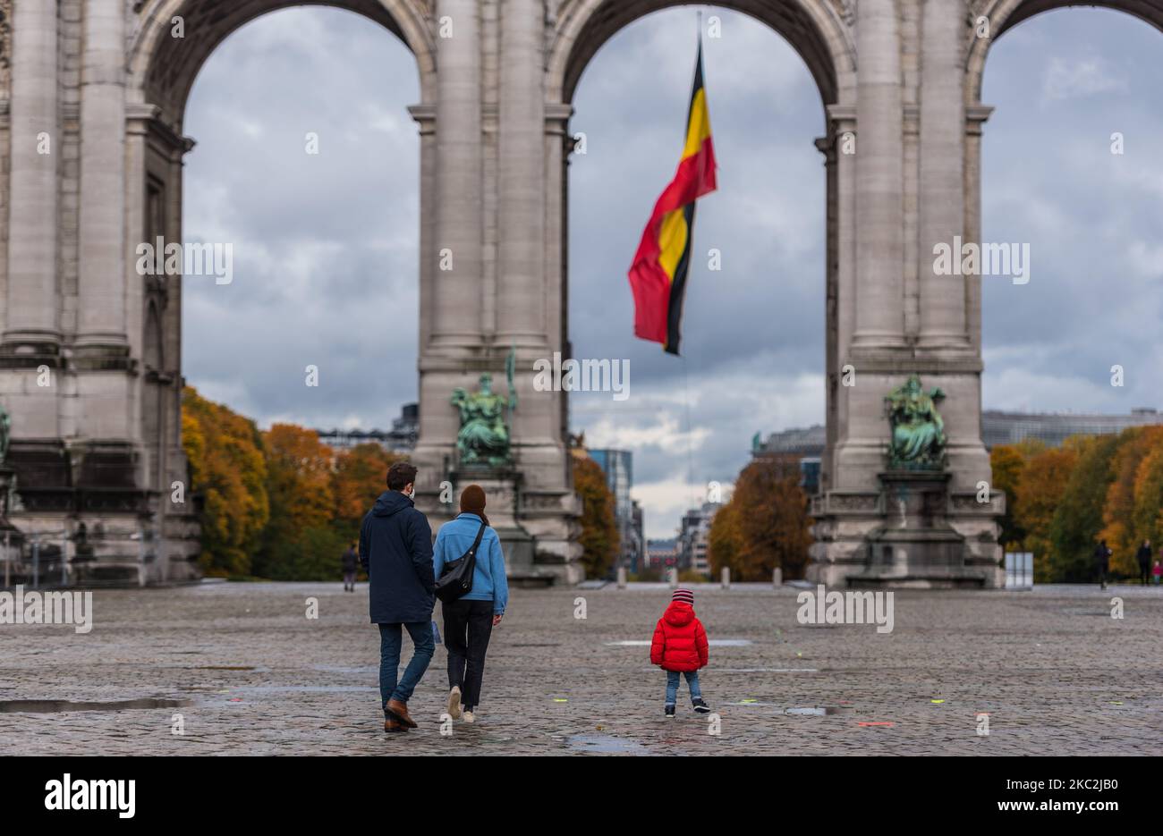 Nuove restrizioni vengono mentre il Belgio continua a lottare con un aumento del tasso di infezioni da Covid -19, più di 10.000 infezioni da corona sono ora registrate quotidianamente, a Bruxelles - Belgio il 23 ottobre 2020. Bruxelles sta introducendo misure ancora più severe: Coprifuoco dalle 10 alle 6, obbligo di mascherare la bocca e shopping da solo, negozi devono chiudere alle 8, gare sportive dilettanti sono vietate, attività culturali sono temporaneamente sospese, musei e cinema devono chiudere.il primo ministro di Bruxelles Rudi Vervoort (PS) lo ha annunciato. (Foto di Jonathan Raa/NurPhoto) Foto Stock