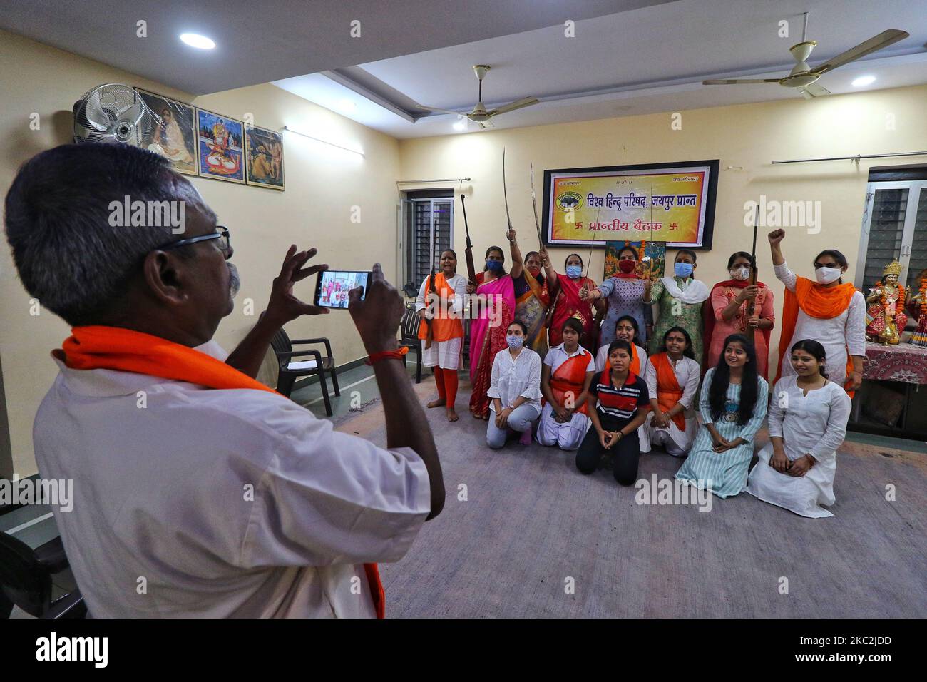 Vishawa Hindu Parishad (VHP) attivisti donne prendono parte a un culto di armi in occasione di Vijaydashami al tempio Bharat Mata a Jaipur, India, il 25 ottobre 2020. (Foto di Vishal Bhatnagar/NurPhoto) Foto Stock