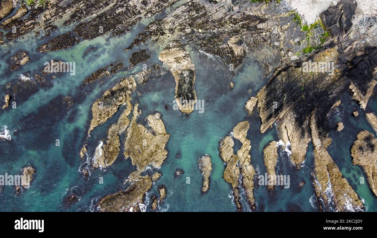 rocce strane sul litorale. Vista dall'alto delle rocce del Mar Celtico. Foto Stock