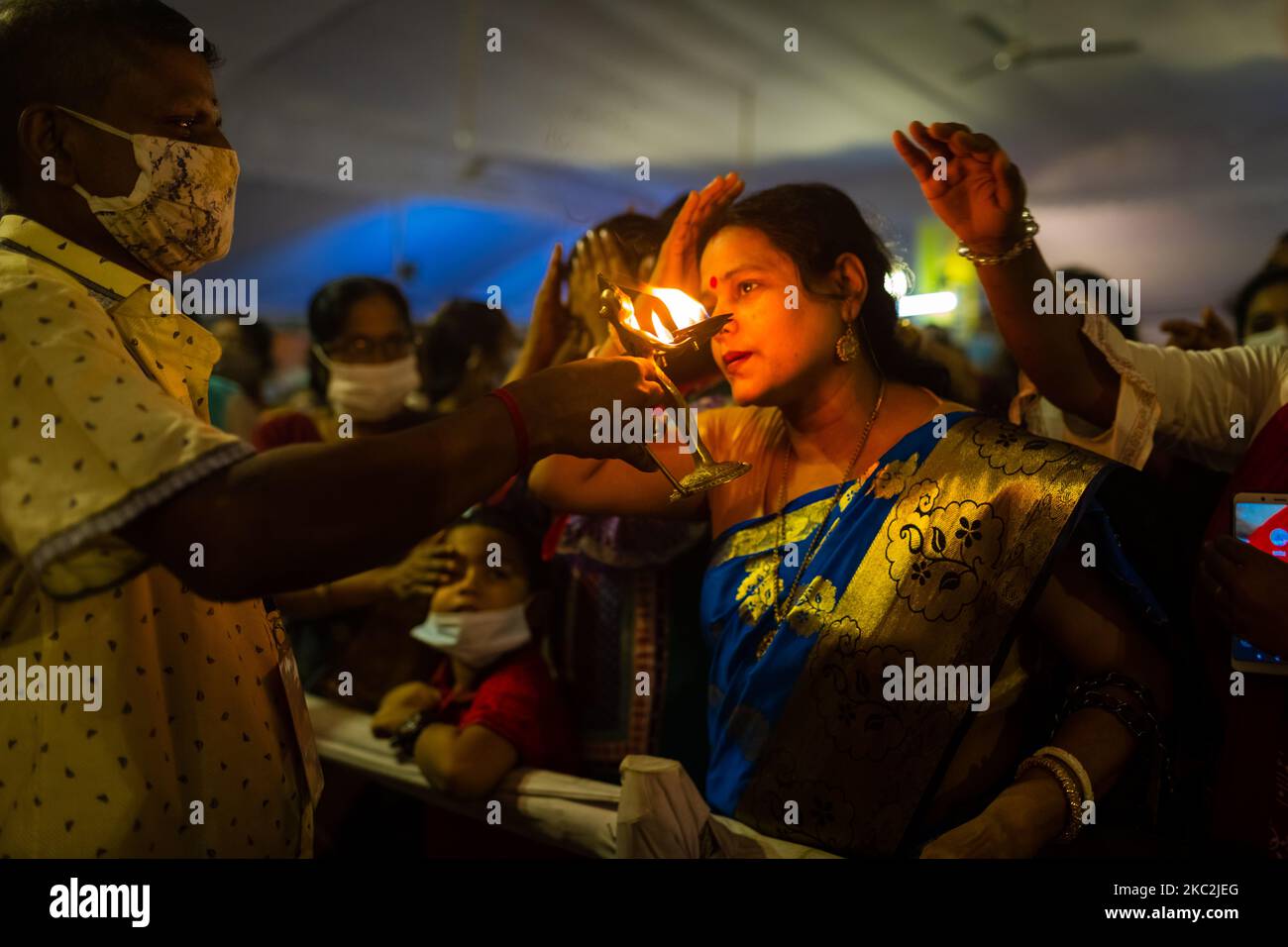 La gente sta prendendo le benedizioni dal monaco per celebrare Durga Puja, il più grande festival religioso della comunità indù del Bengalese, è iniziato il giovedì con il Maha Sashthi Puja nei templi di tutto il paese. Il 25 ottobre 2020 a Dhaka, Bangladesh. (Foto di Istiak Karim/NurPhoto) Foto Stock