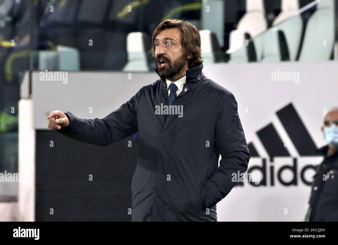 Andrea Pirlo allenatore capo della Juventus durante la Serie A match tra Juventus e Hellas Verona FC allo Stadio Allianz il 25 ottobre 2020 a Torino. I giocatori della Juventus giocano con una maglia speciale disegnata dalla pop star americana Pharrell Williams per la nuova collezione "Human Race", ispirata ad alcune iconiche divise del passato. I proventi della vendita saranno a beneficenza. (Foto di Giuseppe Cottini/NurPhoto) Foto Stock