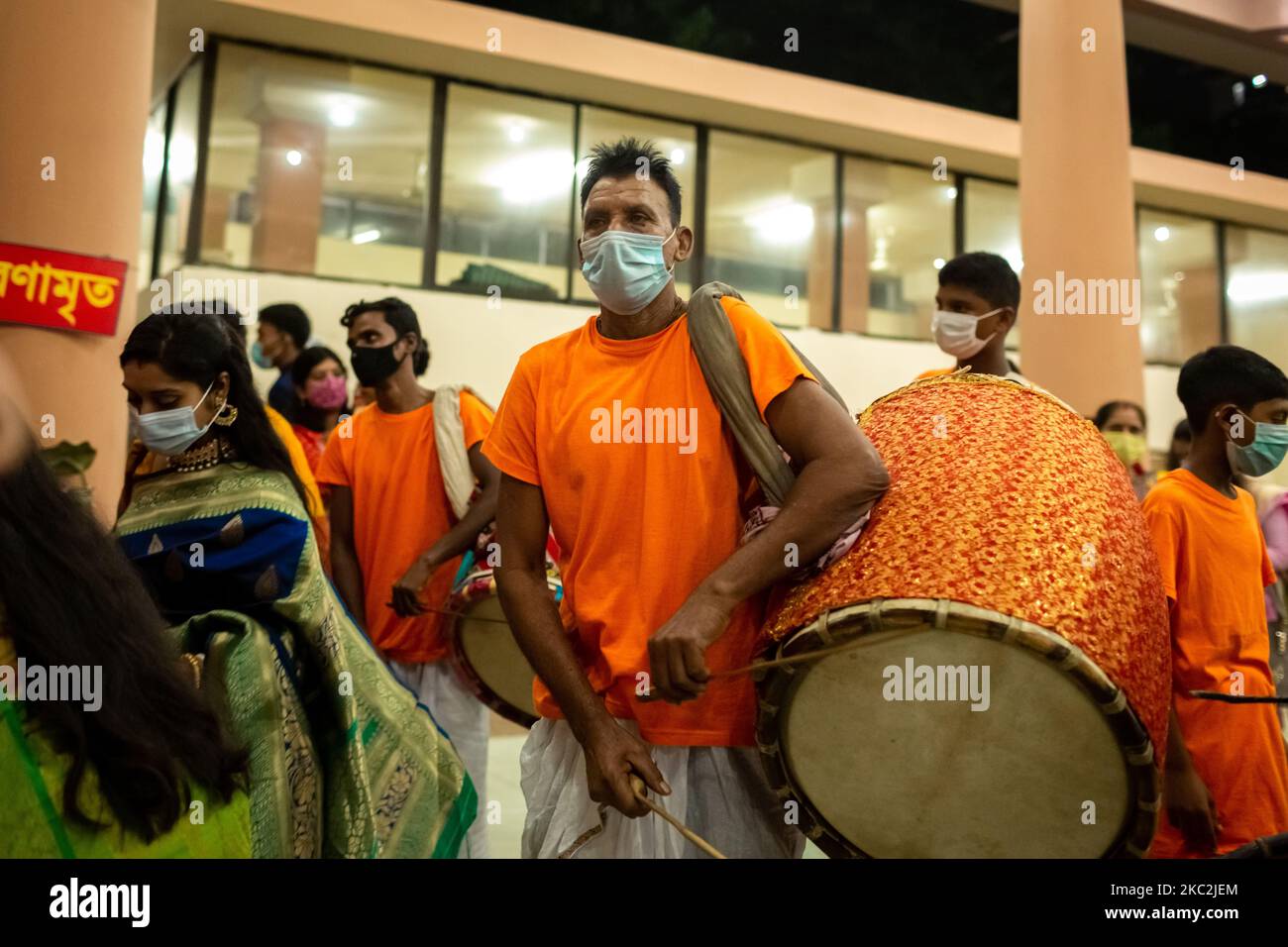 Il musicista del tempio sta suonando il loro strumento per celebrare Durga Puja, il più grande festival religioso della comunità indù bengalese, è iniziato giovedì con il Maha Sashthi Puja nei templi di tutto il paese. Il 25 ottobre 2020 a Dhaka, Bangladesh. (Foto di Istiak Karim/NurPhoto) Foto Stock