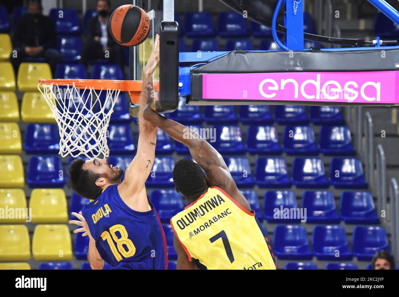 Pierre Oriola e Babatunde Olumuyiwa durante la partita tra il FC Barcelona e il Club Basquet Andorra, corrispondente alla settimana 7 della Liga Endesa, giocata al Palau Blaugrana, il 25th ottobre 2020, a Barcellona, Spagna. (Foto di Noelia Deniz/Urbanandsport/NurPhoto) Foto Stock