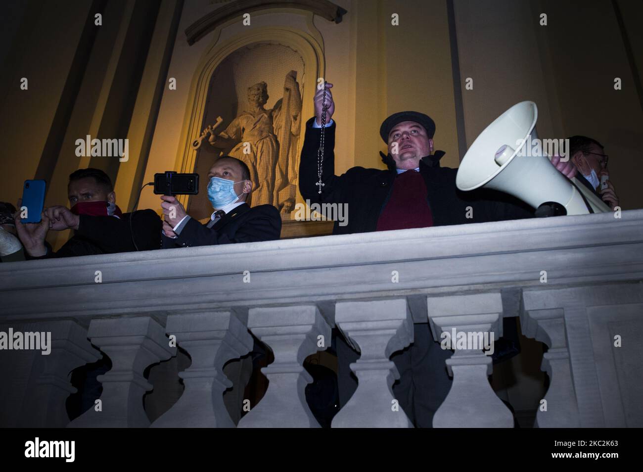 La gente partecipa a una manifestazione contro la restrittiva legge sull'aborto a Varsavia, Polonia, il 25 ottobre 2020. – Il 22 ottobre 2020 la Corte costituzionale polacca ha emesso una sentenza che limita ulteriormente i diritti all’aborto in Polonia, scatenando quattro giorni di proteste in tutta la Polonia. (Foto di Piotr Lapinski/NurPhoto) Foto Stock