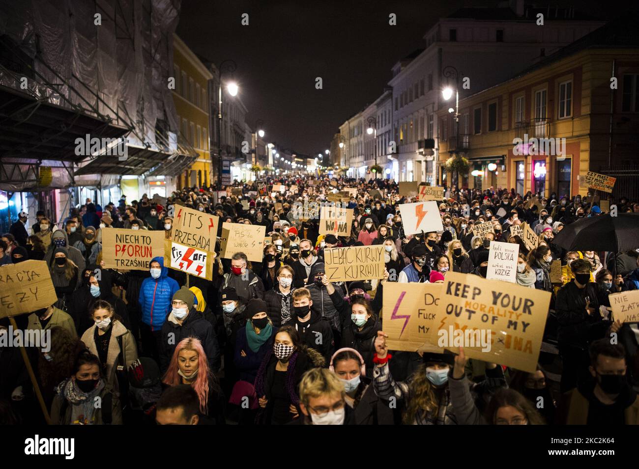 La gente partecipa a una manifestazione contro la restrittiva legge sull'aborto a Varsavia, Polonia, il 25 ottobre 2020. – Il 22 ottobre 2020 la Corte costituzionale polacca ha emesso una sentenza che limita ulteriormente i diritti all’aborto in Polonia, scatenando quattro giorni di proteste in tutta la Polonia. (Foto di Piotr Lapinski/NurPhoto) Foto Stock