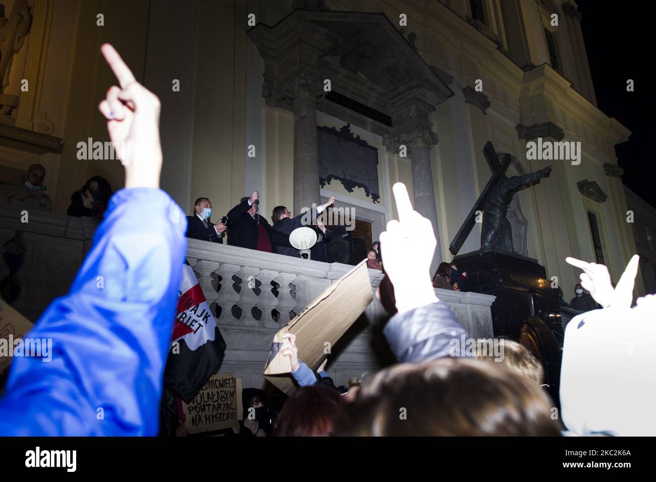 La gente partecipa a una manifestazione contro la restrittiva legge sull'aborto a Varsavia, Polonia, il 25 ottobre 2020. – Il 22 ottobre 2020 la Corte costituzionale polacca ha emesso una sentenza che limita ulteriormente i diritti all’aborto in Polonia, scatenando quattro giorni di proteste in tutta la Polonia. (Foto di Piotr Lapinski/NurPhoto) Foto Stock