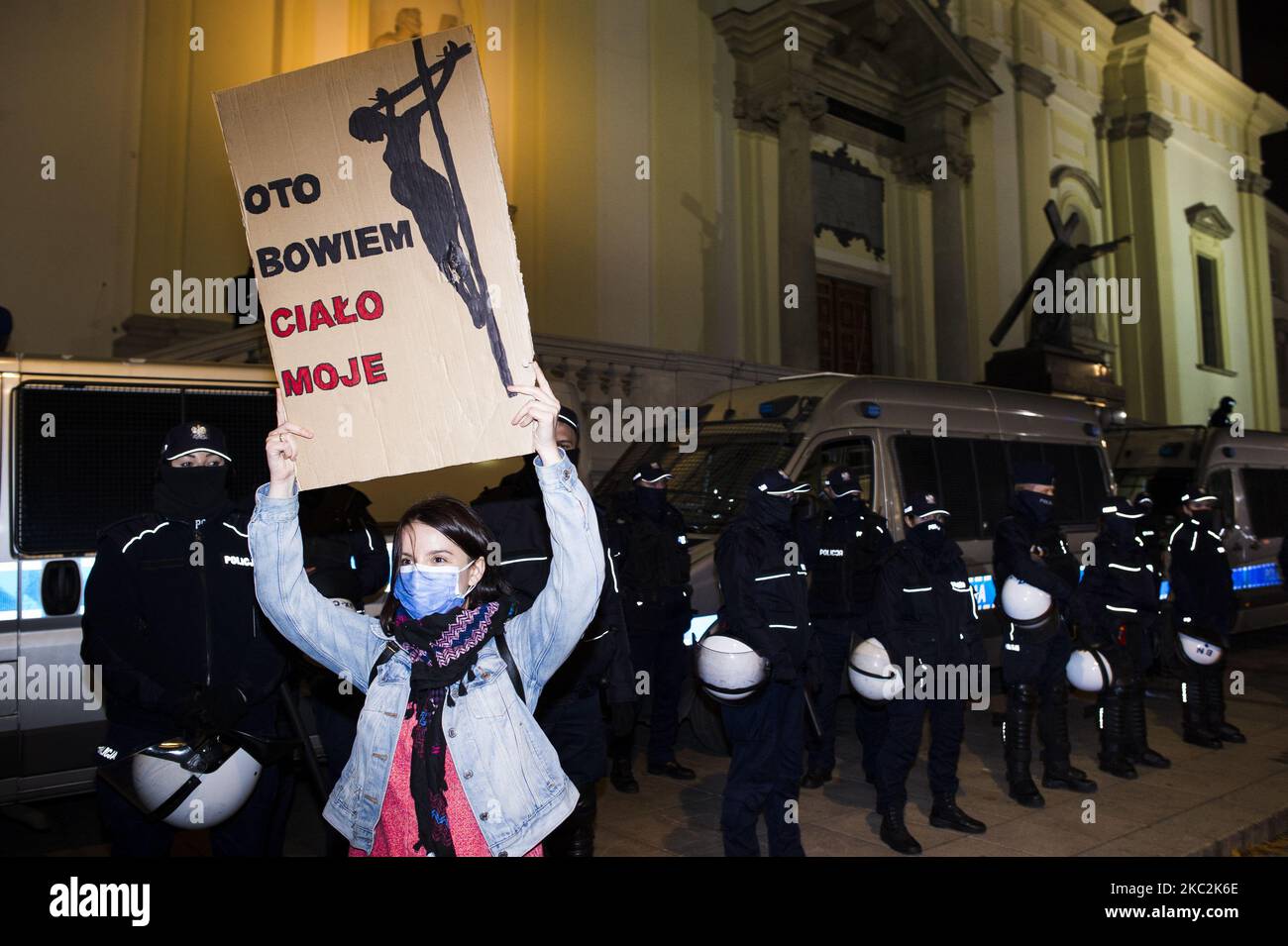 La gente partecipa a una manifestazione contro la restrittiva legge sull'aborto a Varsavia, Polonia, il 25 ottobre 2020. – Il 22 ottobre 2020 la Corte costituzionale polacca ha emesso una sentenza che limita ulteriormente i diritti all’aborto in Polonia, scatenando quattro giorni di proteste in tutta la Polonia. (Foto di Piotr Lapinski/NurPhoto) Foto Stock