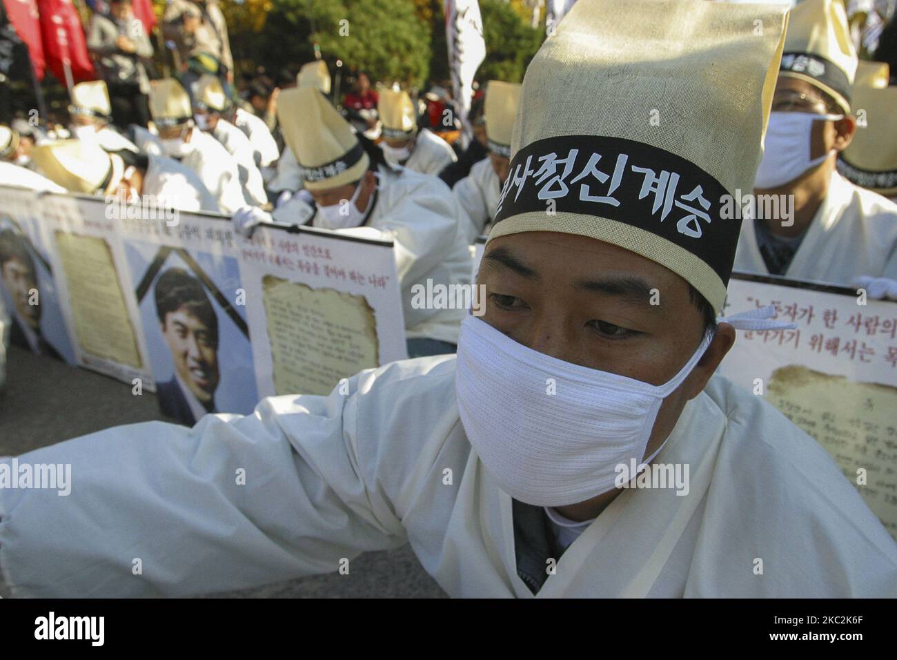 I membri della Confederazione sudcoreana dei sindacati indossano abiti tradizionali coreani per il suicidio Kim Joo Ik, e prendono parte a un raduno contro la politica del lavoro del governo nel distretto di Jongro a Seoul, Corea del Sud, il 29 ottobre 2003. Lo sciopero delle industrie pesanti di Hanjin è stato uno sciopero nella Repubblica di Corea e nelle Filippine dall'ottobre 2003 al 10 novembre 2011, a seguito del licenziamento di 400 dipendenti delle industrie pesanti di Hanjin. L'obiettivo dello sciopero era quello di prevenire i licenziamenti e migliorare le condizioni di lavoro generali. (Foto di Seung-il Ryu/NurPhoto) Foto Stock