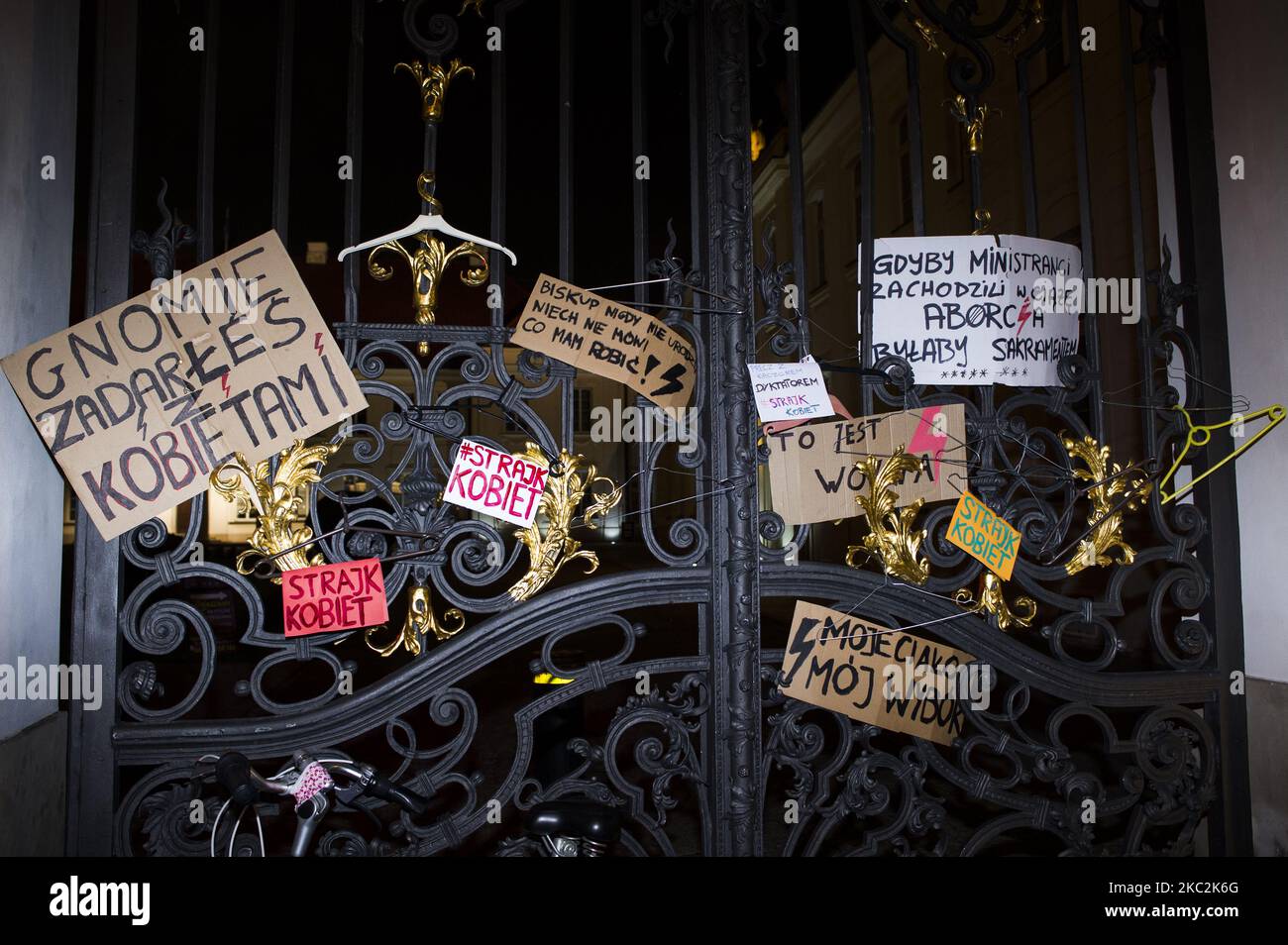 La gente partecipa a una manifestazione contro la restrittiva legge sull'aborto a Varsavia, Polonia, il 25 ottobre 2020. – Il 22 ottobre 2020 la Corte costituzionale polacca ha emesso una sentenza che limita ulteriormente i diritti all’aborto in Polonia, scatenando quattro giorni di proteste in tutta la Polonia. (Foto di Piotr Lapinski/NurPhoto) Foto Stock