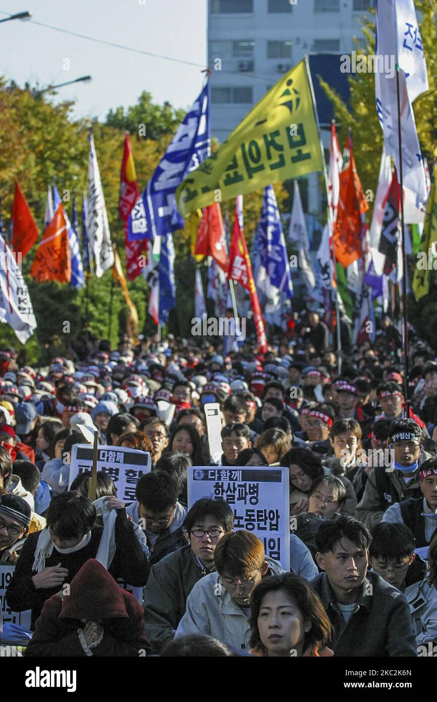 I membri della Confederazione sudcoreana dei sindacati partecipano a un raduno per l'operaio suicida Kim Joo Ik e contro la politica del lavoro del governo nel distretto di Jongro a Seoul, Corea del Sud, il 29 ottobre 2003. Lo sciopero delle industrie pesanti di Hanjin è stato uno sciopero nella Repubblica di Corea e nelle Filippine dall'ottobre 2003 al 10 novembre 2011, a seguito del licenziamento di 400 dipendenti delle industrie pesanti di Hanjin. L'obiettivo dello sciopero era quello di prevenire i licenziamenti e migliorare le condizioni di lavoro generali. (Foto di Seung-il Ryu/NurPhoto) Foto Stock