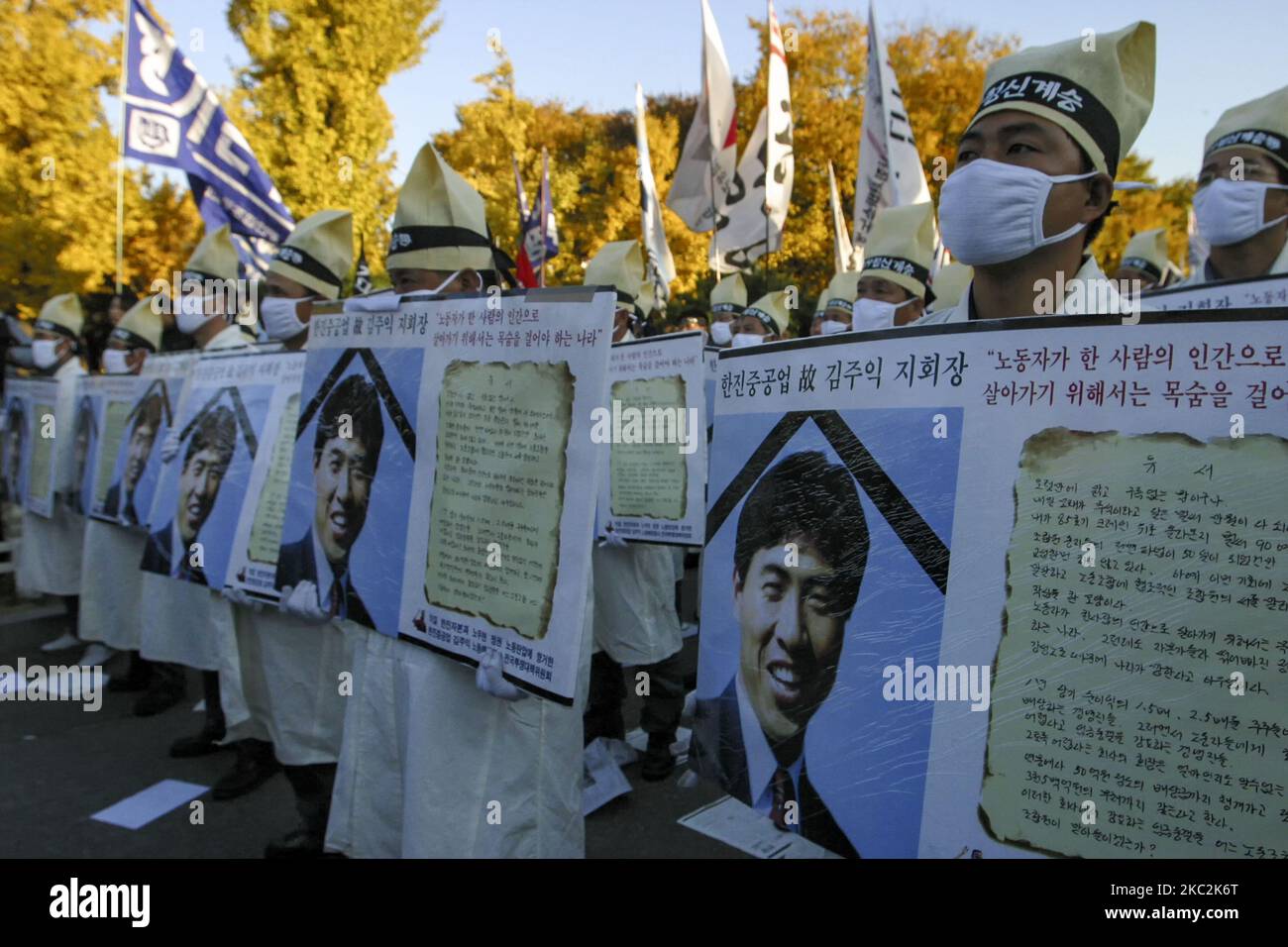 I membri della Confederazione sudcoreana dei sindacati indossano abiti tradizionali coreani per il suicidio Kim Joo Ik, e prendono parte a un raduno contro la politica del lavoro del governo nel distretto di Jongro a Seoul, Corea del Sud, il 29 ottobre 2003. Lo sciopero delle industrie pesanti di Hanjin è stato uno sciopero nella Repubblica di Corea e nelle Filippine dall'ottobre 2003 al 10 novembre 2011, a seguito del licenziamento di 400 dipendenti delle industrie pesanti di Hanjin. L'obiettivo dello sciopero era quello di prevenire i licenziamenti e migliorare le condizioni di lavoro generali. (Foto di Seung-il Ryu/NurPhoto) Foto Stock