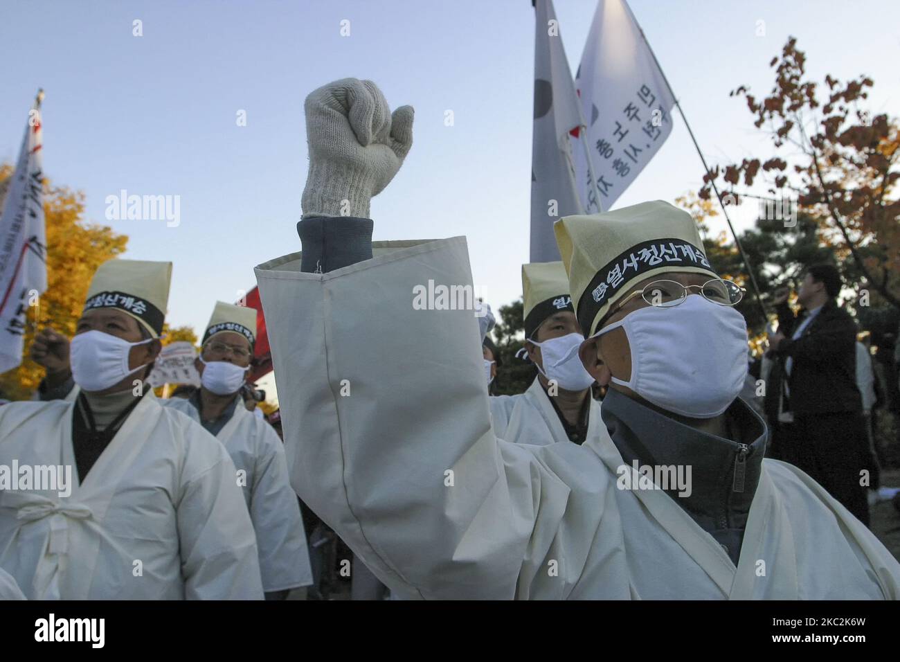 I membri della Confederazione sudcoreana dei sindacati indossano abiti tradizionali coreani per il suicidio Kim Joo Ik, e prendono parte a un raduno contro la politica del lavoro del governo nel distretto di Jongro a Seoul, Corea del Sud, il 29 ottobre 2003. Lo sciopero delle industrie pesanti di Hanjin è stato uno sciopero nella Repubblica di Corea e nelle Filippine dall'ottobre 2003 al 10 novembre 2011, a seguito del licenziamento di 400 dipendenti delle industrie pesanti di Hanjin. L'obiettivo dello sciopero era quello di prevenire i licenziamenti e migliorare le condizioni di lavoro generali. (Foto di Seung-il Ryu/NurPhoto) Foto Stock