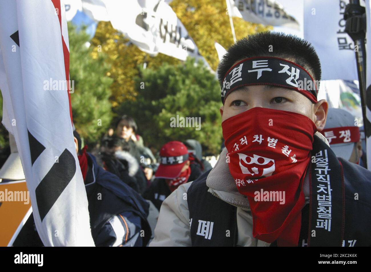 Il 29 ottobre 2003, la sudcoreana maschera rossa di copertura per l'operaio suicida Kim Joo Ik e partecipa a un rally contro la politica del lavoro del governo nel distretto di Jongro a Seoul, Corea del Sud. Lo sciopero delle industrie pesanti di Hanjin è stato uno sciopero nella Repubblica di Corea e nelle Filippine dall'ottobre 2003 al 10 novembre 2011, a seguito del licenziamento di 400 dipendenti delle industrie pesanti di Hanjin. L'obiettivo dello sciopero era quello di prevenire i licenziamenti e migliorare le condizioni di lavoro generali. (Foto di Seung-il Ryu/NurPhoto) Foto Stock