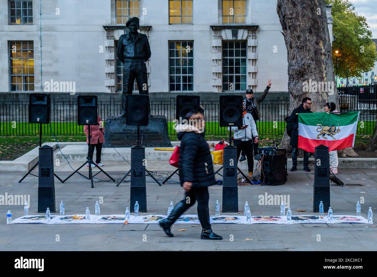 Londra, Regno Unito. 4th Nov 2022. Una protesta, fuori Downing Street, sotto lo slogan “Donne, vita, libertà”, in solidarietà con la continua rivolta in Iran che chiede maggiore libertà e protestando contro la morte di Mahsa Amini a seguito del suo arresto da parte della polizia morale iraniana. Credit: Guy Bell/Alamy Live News Foto Stock