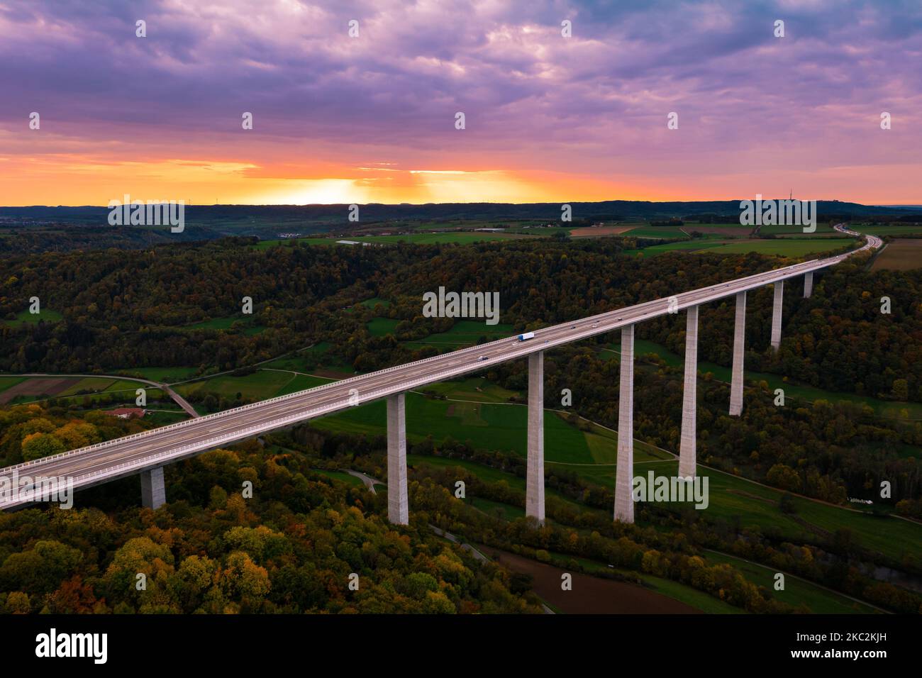 Vista aerea del ponte di Kochertal durante il tramonto in autunno Foto Stock