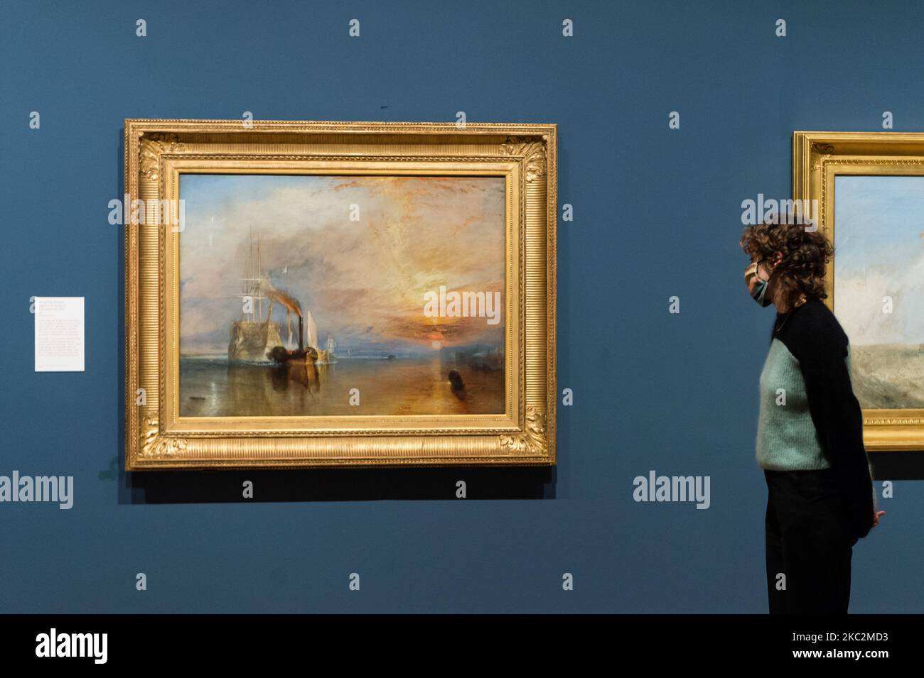 (SOLO PER USO EDITORIALE) Un membro dello staff della galleria si trova accanto a 'The Fighting Temeraire, rimorchiato al suo ultimo ormeggio per essere rotto', 1838 di JMW Turner (1775-1851) nel corso di una fotocall per promuovere l'apertura della mostra 'Turner's Modern World' a Tate Britain (28 ottobre 2020 - 7 marzo 2021) Dedicato al più grande pittore paesaggista britannico, il 26 ottobre 2020 a Londra, Inghilterra. (Foto di Wiktor Szymanowicz/NurPhoto) Foto Stock