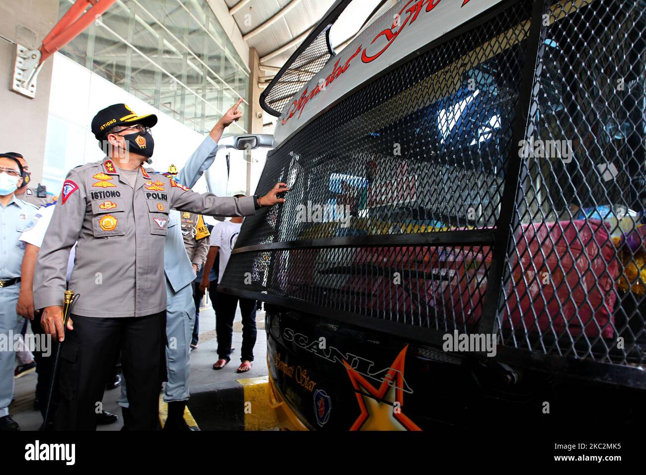 Revisione della polizia la preparazione dei viaggiatori e la disponibilità degli autobus al terminal degli autobus di Pulo Gebang, Cakung, Jakarta il 26 ottobre 2020. I viaggiatori approfittano delle lunghe vacanze e si lasciano insieme per tornare a casa quando il governo rilassa le norme in futuro. Pandemia seguendo protocolli sanitari indossando maschere, portando mani igienizzanti, quindi mantenendo la distanza, (il carico) dei passeggeri diventa 50 per cento su ogni singolo autobus. Dasril Roszandi (Foto di Dasril Roszandi/NurPhoto) Foto Stock