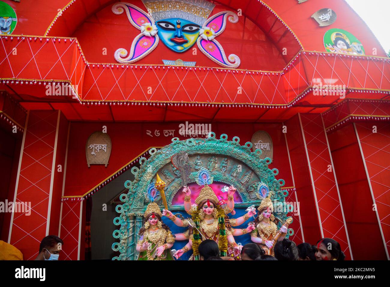 Durga Puja Pandal a Sherpur, Bogura in Bangladesh il 26 ottobre 2020. Gli indù in Bangladesh festeggiano Vijayadashami, il festival Durga Puja termina con il Vijaya Dashami (10th giorno), e in questo giorno la gente si scambierà i saluti dopo che gli idoli sono immersi nel fiume. Durga Puja è particolarmente popolare in Bengala Occidentale, Assam, Bihar, Tripura, e Odisha, Oltre al Bangladesh e al Nepal. (Foto di Masfiqur Sohan/NurPhoto) Foto Stock