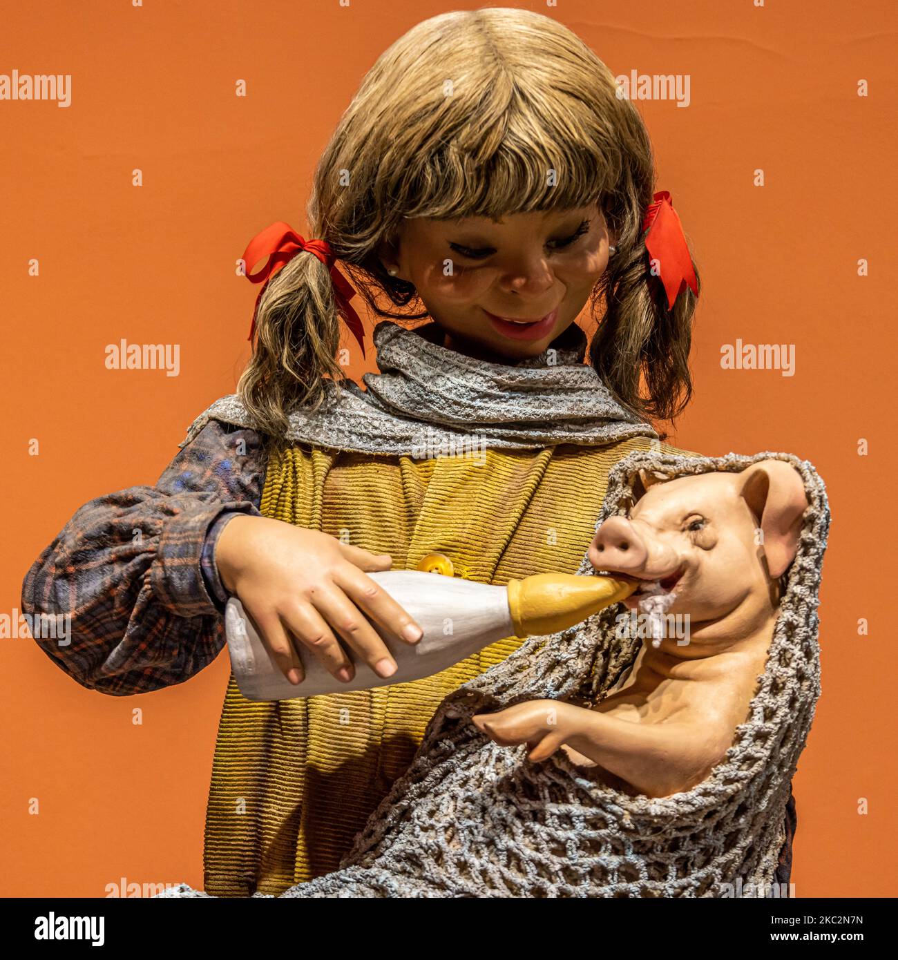 1966 perdonata Falla 'bambina con maialino' Museu Faller de València, Spagna Foto Stock