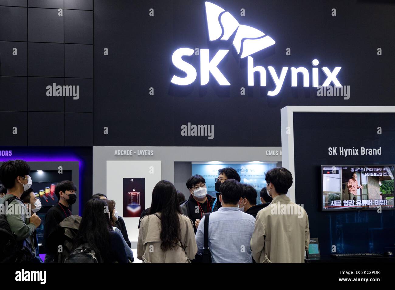 Il pubblico visita lo stand SK hynix durante la SEDEX (Semiconductor Exhibition) 2020 a Coex il 27 ottobre 2020 a Seoul, Corea del Sud. (Foto di Chris Jung/NurPhoto) Foto Stock